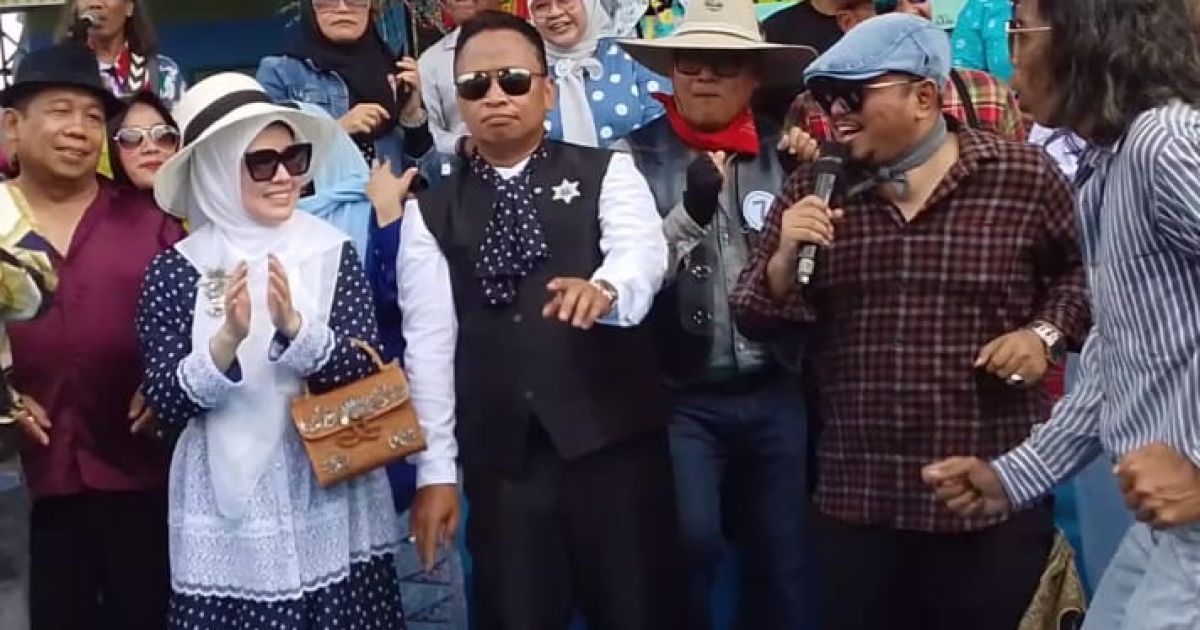 Kenakan Kostum Jadul, Supian Suri Hidupkan Suasana Tempo Dulu di Lebaran Depok