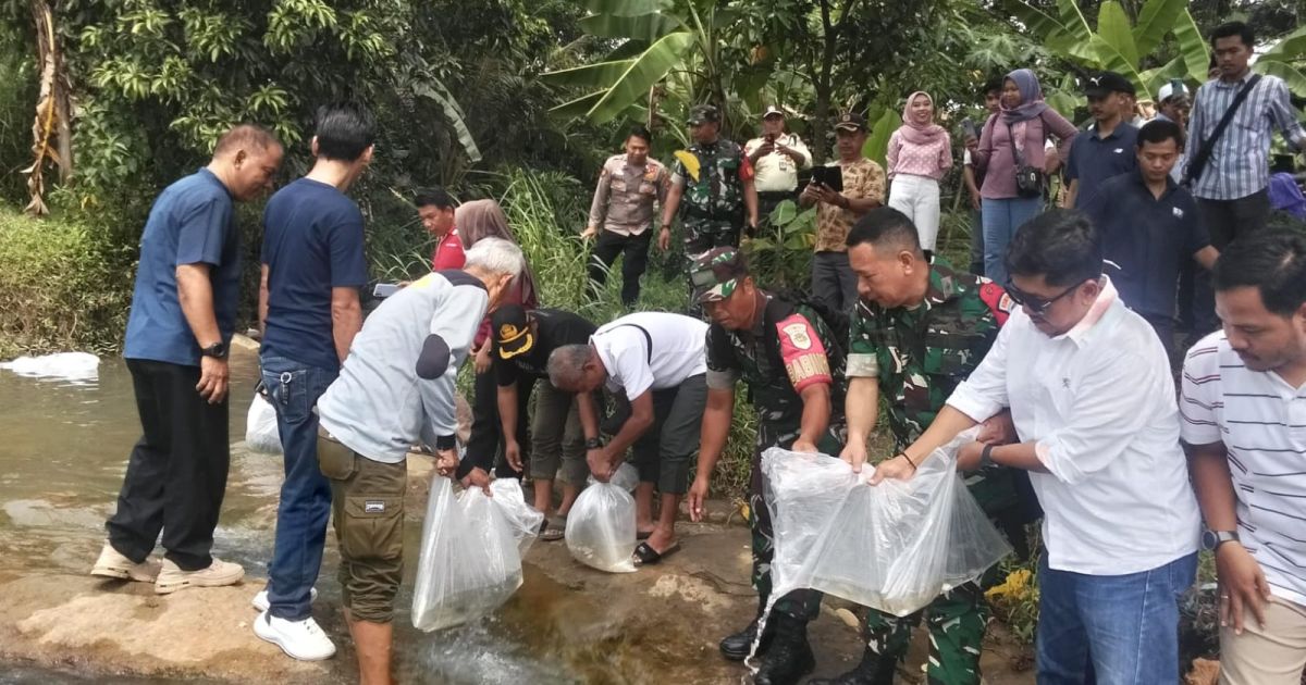 PTPN Nusantara IV Tebar 10 Ribu Bibit Ikan di Sungai Cidurian untuk Pemulihan Ekosistem