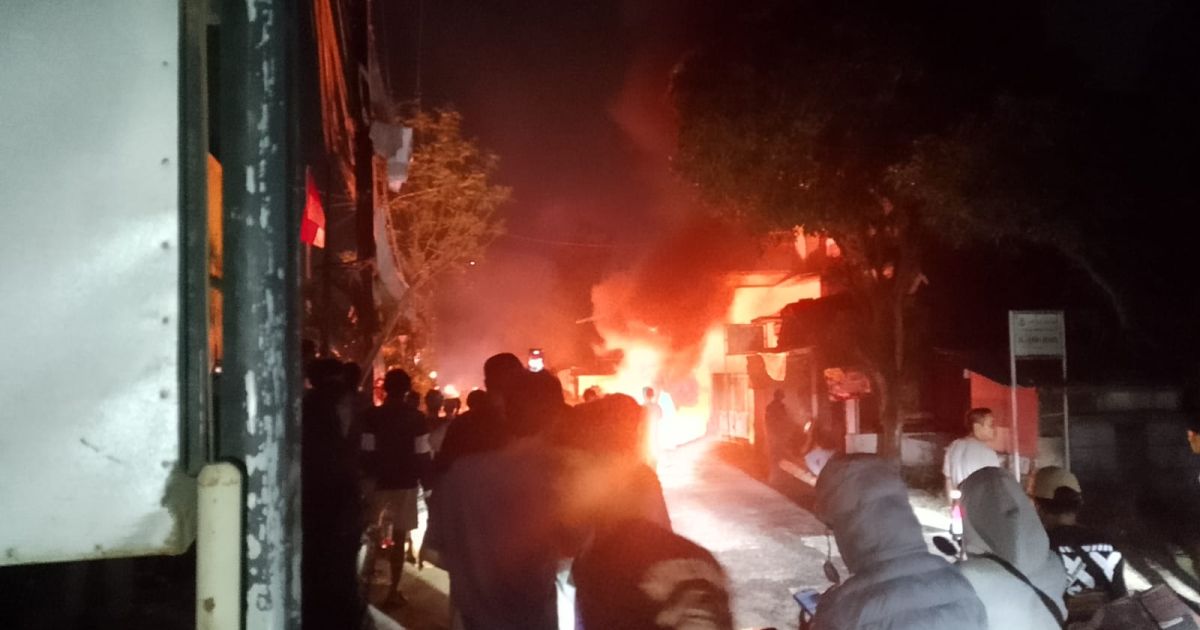 Kebakaran diduga berasal dari mobil putih di depan Kantor Desa Parakanmuncang, Nanggung, Bogor. Warga dan aparat berhasil memadamkan api.