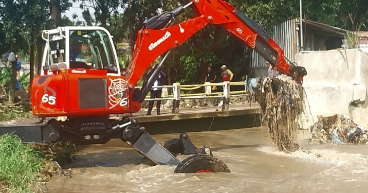 Supian Suri Turun Tangan Tangani Banjir Kampung Benda, Pemkot Depok Kerahkan Alat Berat