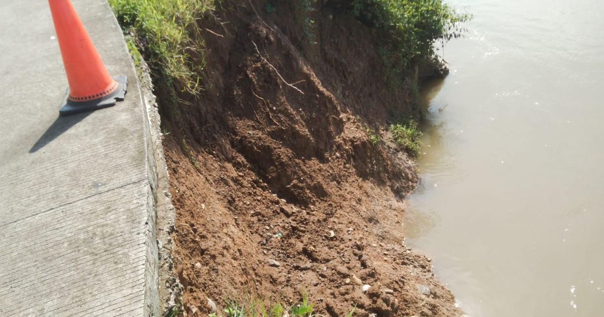 Bahu Jalan Koleang–Neglasari Longsor, Warga Khawatir Badan Jalan Ikut Ambles