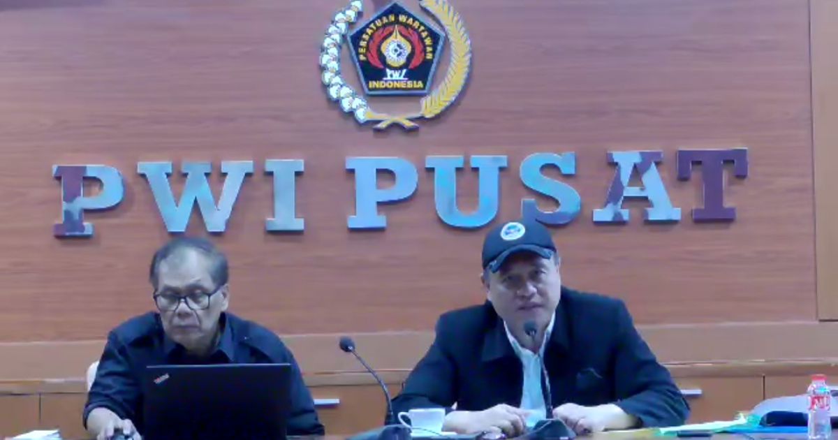 Persatuan Wartawan Indonesia (PWI) Pusat menegaskan bahwa wartawan tidak diperbolehkan merangkap sebagai anggota/pengurus maupun aktivis lembaga swadaya masyarakat (LSM) dan organisasi kemasyarakatan (ormas) karena dinilai bertentangan dengan prinsip independensi dalam kode etik jurnalistik.