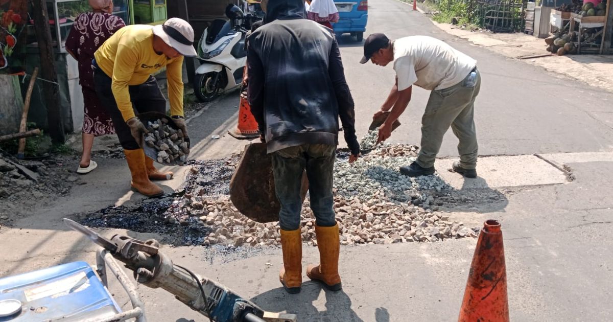 Jalan Rusak di Karehkel Mulai Diperbaiki, Dinas PU Kabupaten Bogor Lakukan Tambal Sulam
