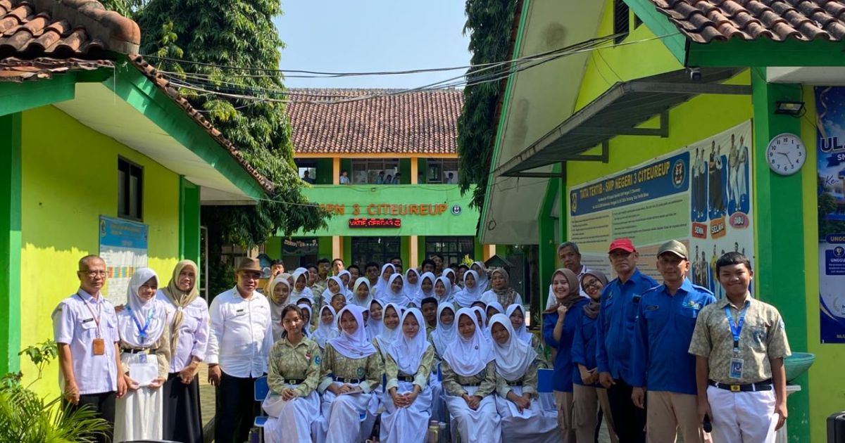 Program OBI Van Goes To School dari Diskominfo Kabupaten Bogor hadir di SMPN 3 Citeureup untuk mengenalkan dunia radio, broadcasting, dan literasi media kepada pelajar.