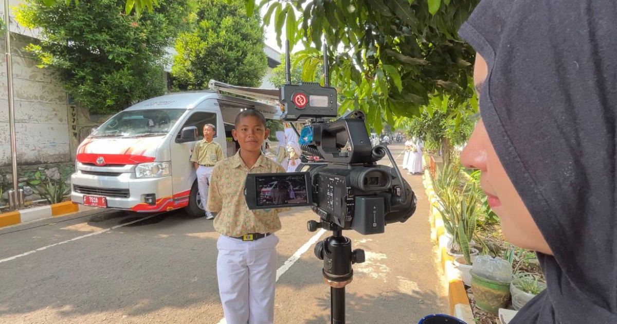 OBI Van Goes To School Hadir di SMPN 3 Citeureup, Kenalkan Dunia Radio ke Pelajar
