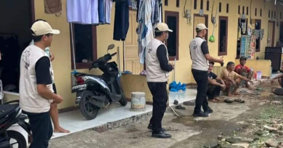 Tim Maung Depok Tindak Pembakaran Sampah dan Spanduk Liar, Warga Apresiasi Respons Cepat