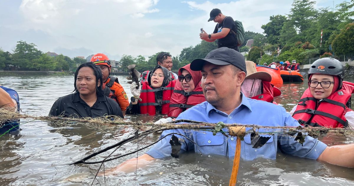Bupati Bogor Pimpin Penangkapan 220 Kg Ikan Sapu-Sapu di Situ Citatah, Tebar 5.000 Bibit Ikan Lokal
