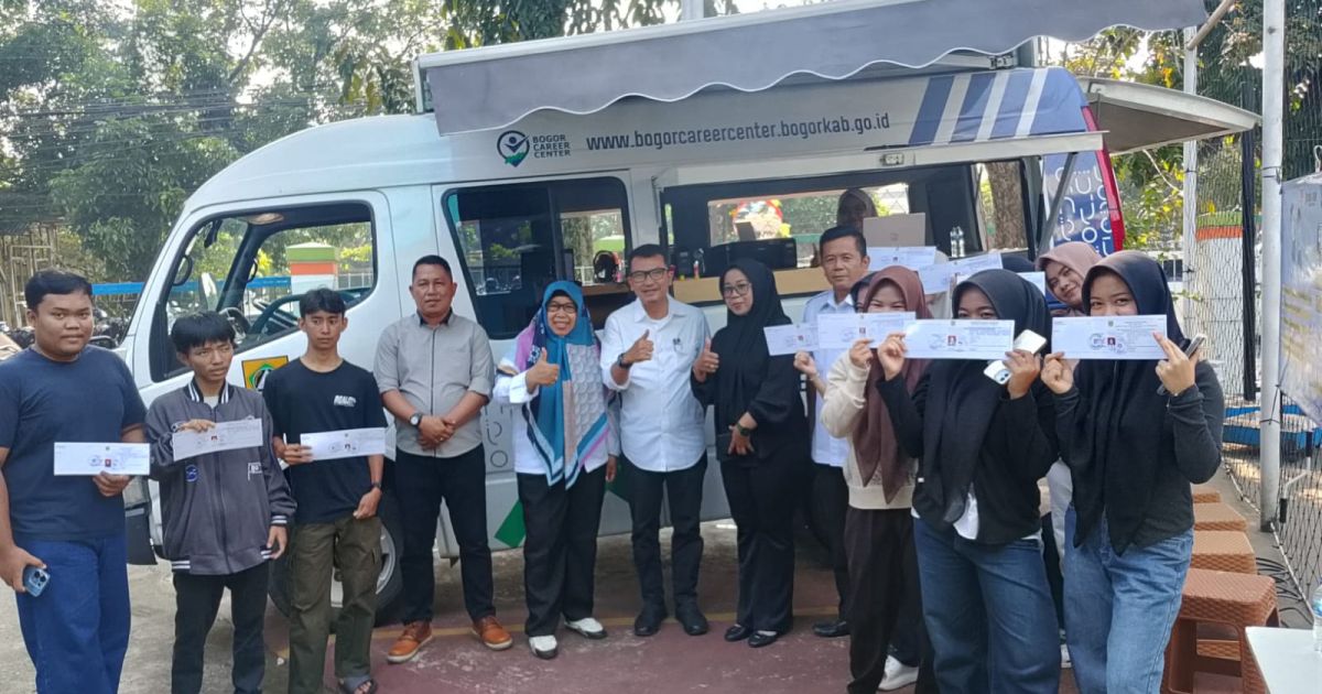 Disnaker Kabupaten Bogor menggelar Disnaker Goes to School di 10 SMK untuk membantu lulusan mendapat akses kerja, menekan pengangguran, hingga membuka peluang kerja luar negeri.