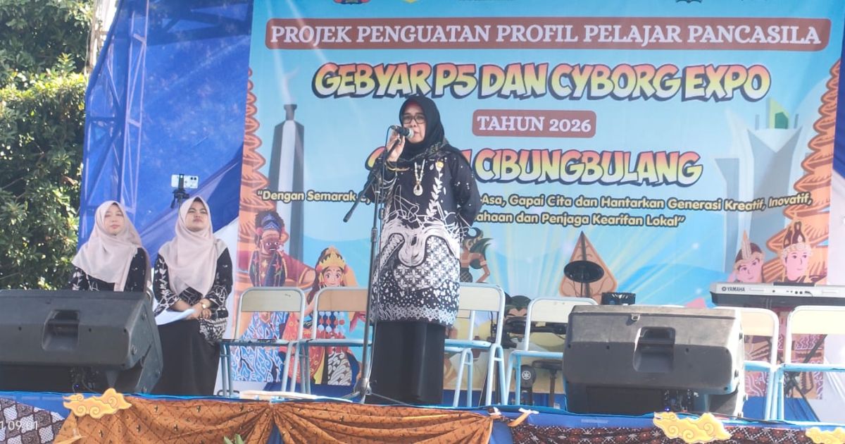 Kepala SMPN 1 Cibungbulang, Hj. Rismalasari. Saat memberikan sambutan di acara Ciborg Expo 3 SMPN 1 Cibungbulang, yang digelar pada Kamis, 21 Mei 2026.