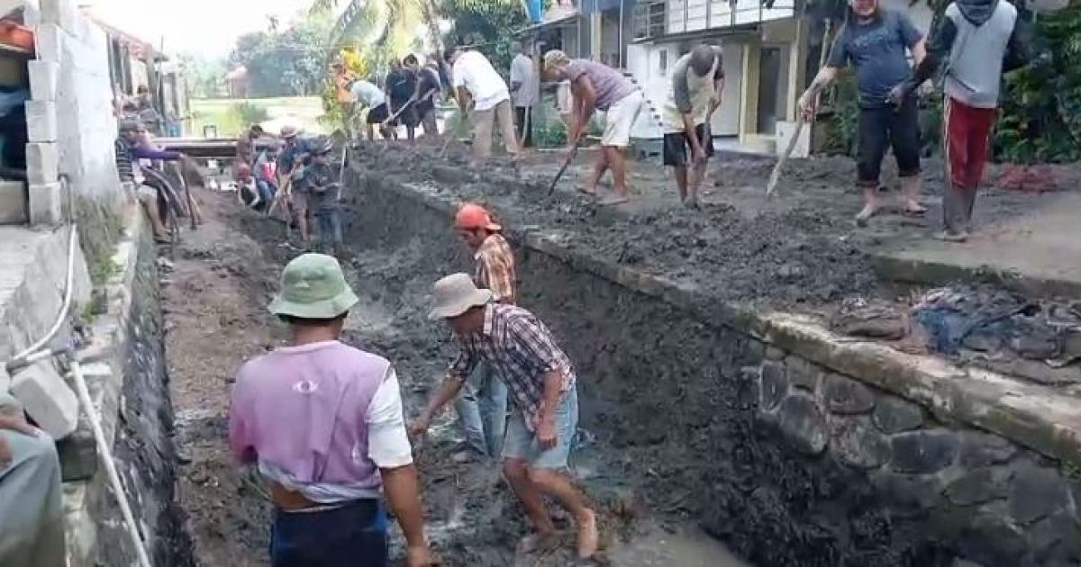 Warga Desa Sipak Gotong Royong Bersihkan Irigasi, Antisipasi Banjir Saat Hujan