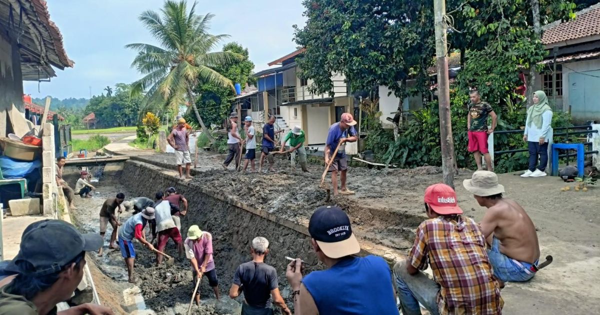 Keterangan Foto: Warga Kampung Parungsapi, Desa Sipak, Jasinga, bergotong royong membersihkan saluran irigasi dari sedimentasi dan sampah sebagai upaya mencegah banjir saat musim hujan.