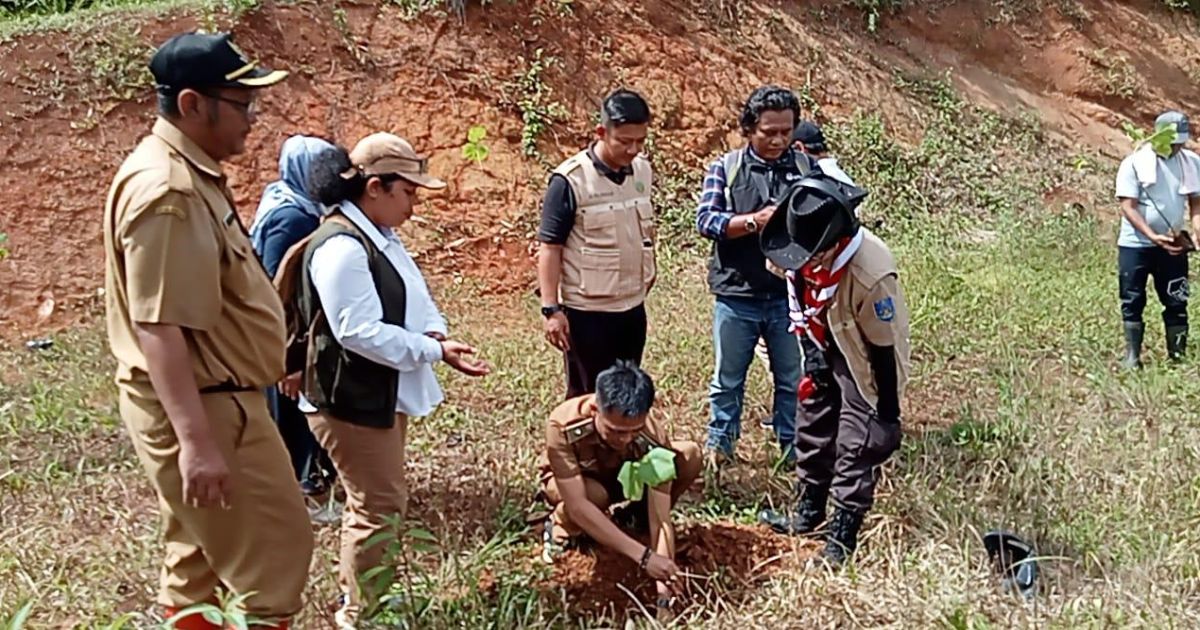 Warga Desa Koleang Tanam Ratusan Pohon di Blok Cisengit, Dorong Penghijauan dan Kelestarian Lingkungan