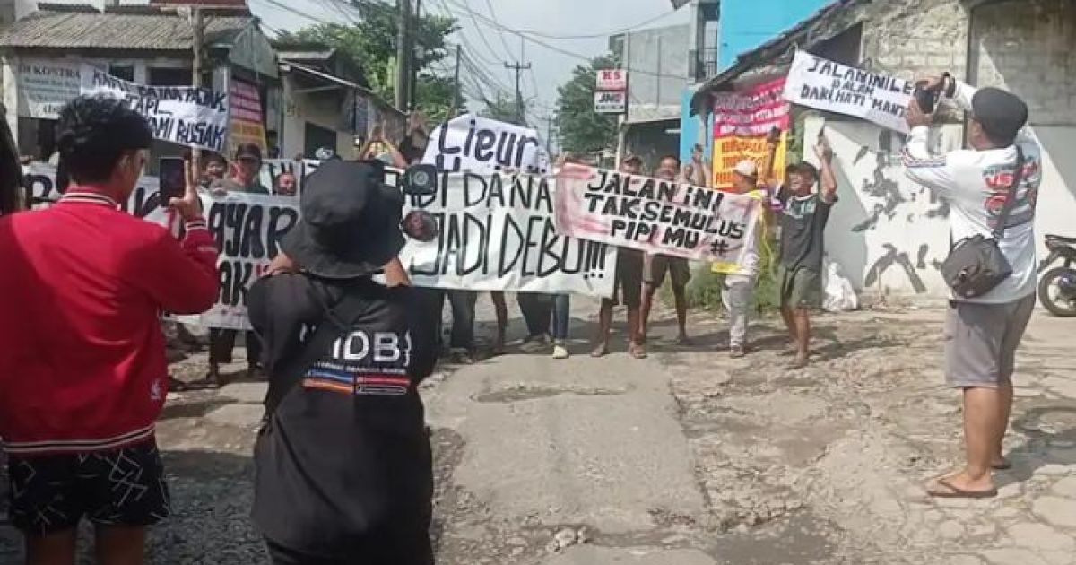 Warga Ciherang Dramaga Gelar Aksi Damai, Protes Jalan Rusak yang Tak Kunjung Diperbaiki
