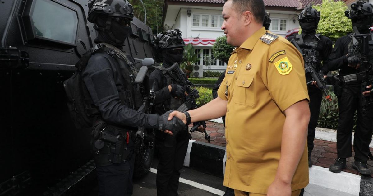 Bupati Bogor Rudy Susmanto bersama Forkopimda meninjau latihan Batalyon 13 Grup 1 Kopassus di Cibinong. Kegiatan ini memperkuat sinergi TNI, Polri, dan pemerintah daerah.