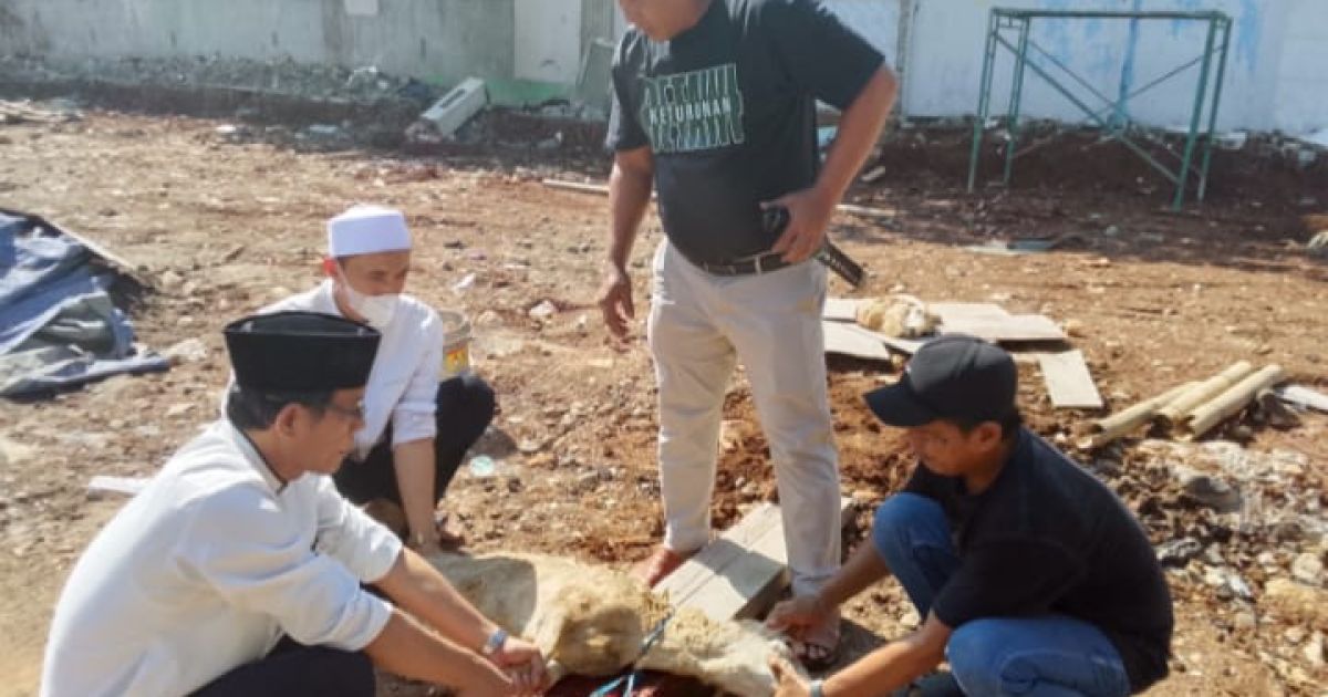 12 Tahun Istiqomah Berkurban, H. Hamzah Sembelih Langsung Hewan Kurban di Depok