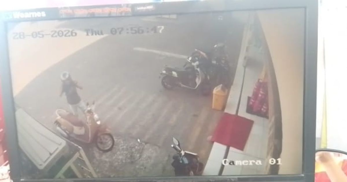 Aksi curanmor kembali terjadi di Parungpanjang, Kabupaten Bogor. Sepeda motor milik warga hilang saat diparkir di area minimarket Sentraland dan pelaku terekam CCTV.