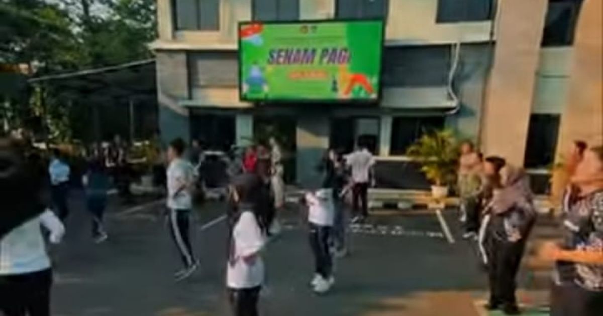 Kepala Kantor Imigrasi Depok Irvan Triansyah memimpin senam pagi bersama pegawai sebagai upaya membangun budaya kerja sehat, produktif, dan memperkuat pelayanan publik yang profesional serta humanis.