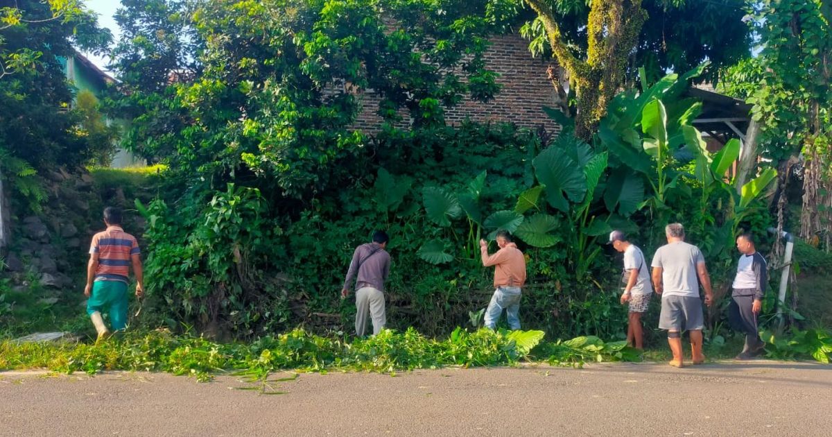Warga Kampung Cigelung, Desa Wirajaya, Jasinga, Kabupaten Bogor menggelar kegiatan Jumat Bersih dengan membersihkan saluran air dan selokan guna mencegah banjir serta menjaga kebersihan lingkungan.
