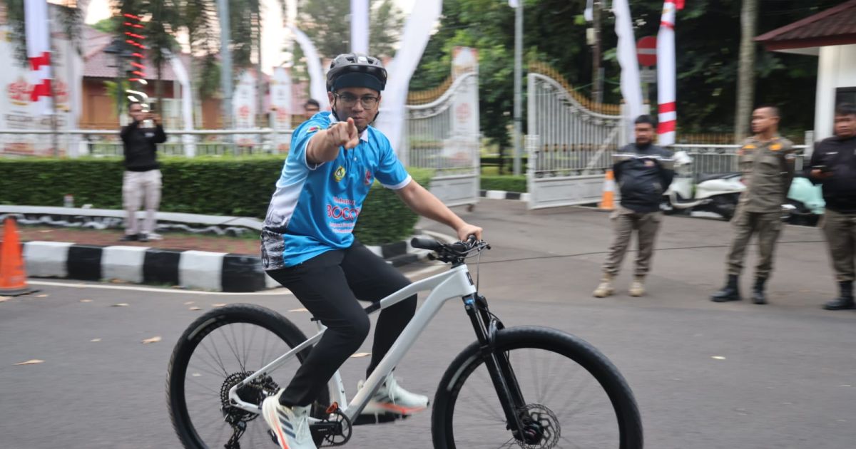 Mewakili Bupati Bogor, Sekretaris Daerah (Sekda) Kabupaten Bogor, Ajat Rochmat Jatnika, melepas ratusan peserta Gowes Napak Tilas Bogor dalam rangka menyambut Hari Jadi Bogor (HJB) ke-544. Kegiatan tersebut berlangsung di depan Pendopo Bupati Bogor, Cibinong, Selasa (2/6/2026) pagi.