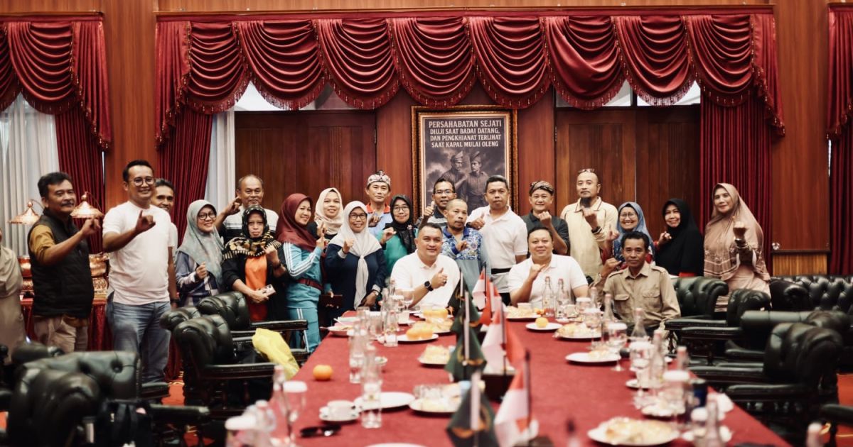 Bupati Bogor Rudy Susmanto berdiskusi dengan Forum Kampung Ramah Lingkungan di Pendopo Bupati. Pertemuan membahas kolaborasi menjaga kelestarian lingkungan serta mendorong terwujudnya Kabupaten Bogor yang bersih, hijau, dan berkelanjutan.
