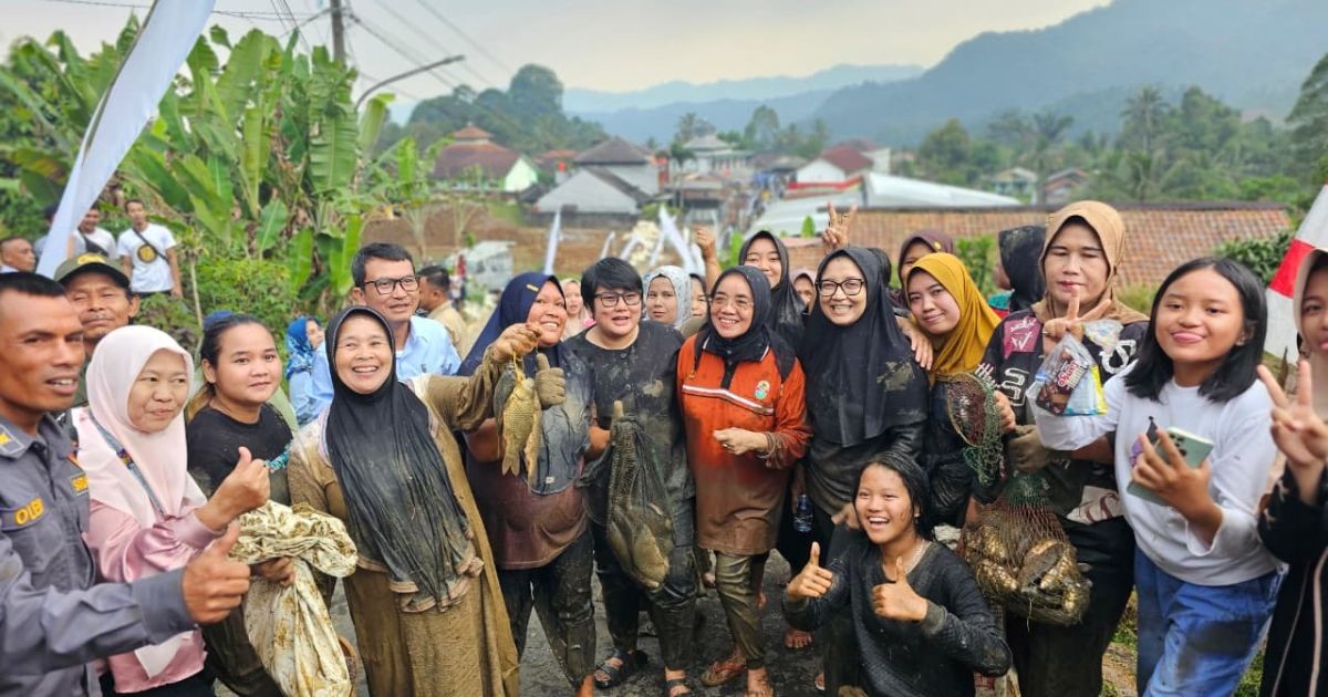 Ratusan warga Desa Malasari, Kecamatan Nanggung, tumpah ruah mengikuti kegiatan Ngubek Empang yang digelar Pemerintah Kabupaten Bogor melalui Dinas Perikanan dan Peternakan Kabupaten Bogor, Selasa (2/6/2026).