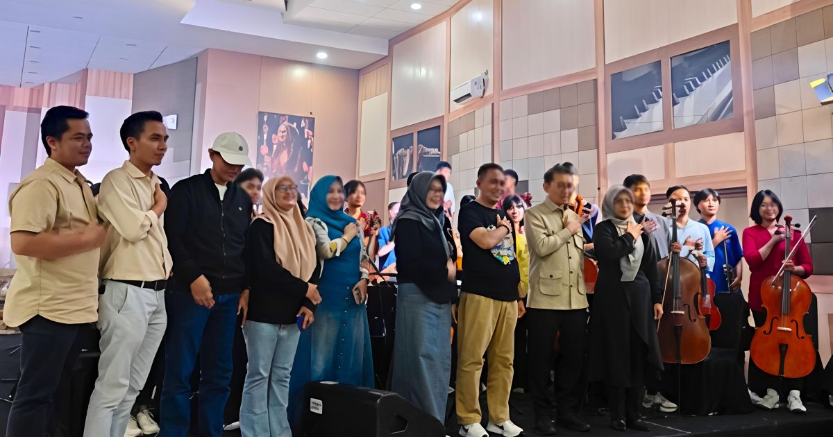 SMKN 2 Cibinong menggelar Skandaversary ke-12 dengan tema “Bukan Pemeran Utama”. Acara dihadiri Fadli Zon dan menjadi momentum memperkuat komitmen mencetak lulusan unggul, berkarakter, dan siap kerja.