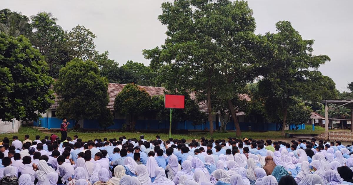SMPN 2 Ciseeng, Salat Duha berjamaah, pendidikan karakter, sekolah religius Kabupaten Bogor, Siti Rahmayanti, literasi siswa, Jumsih sekolah, Pramuka SMPN 2 Ciseeng, pembinaan karakter siswa, pendidikan Kabupaten Bogor.