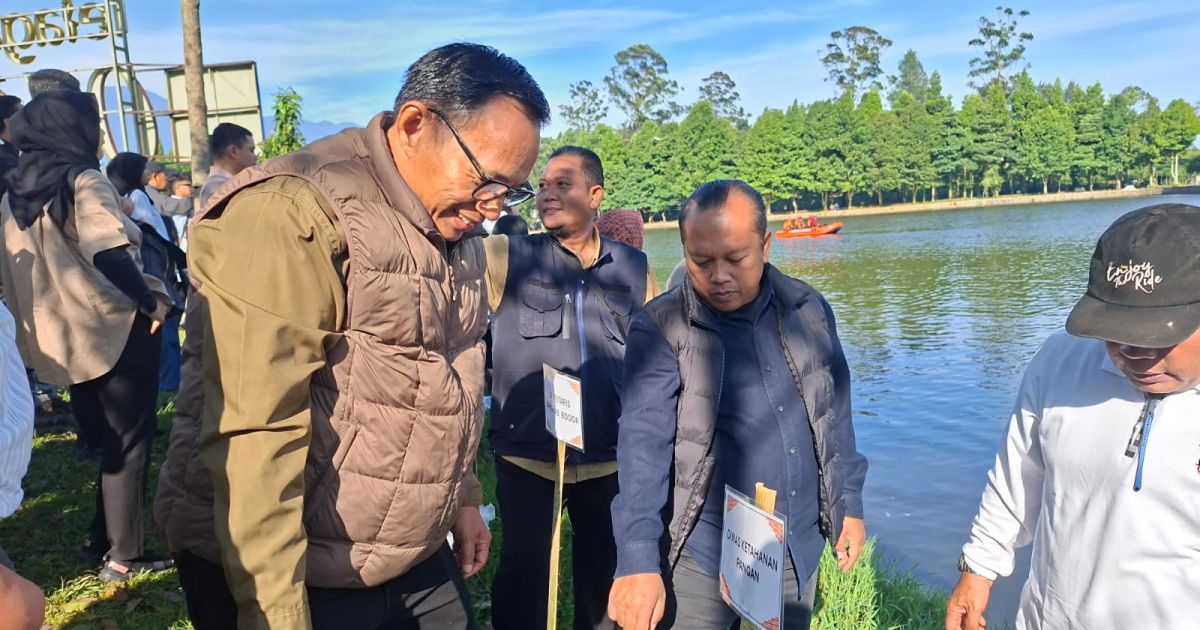 ANTAM Pongkor menunjukkan komitmen pelestarian lingkungan melalui penanaman 43 ribu pohon dan pelepasliaran 1.050 ikan lokal pada peringatan Hari Lingkungan Hidup Sedunia 2026 di Kabupaten Bogor.