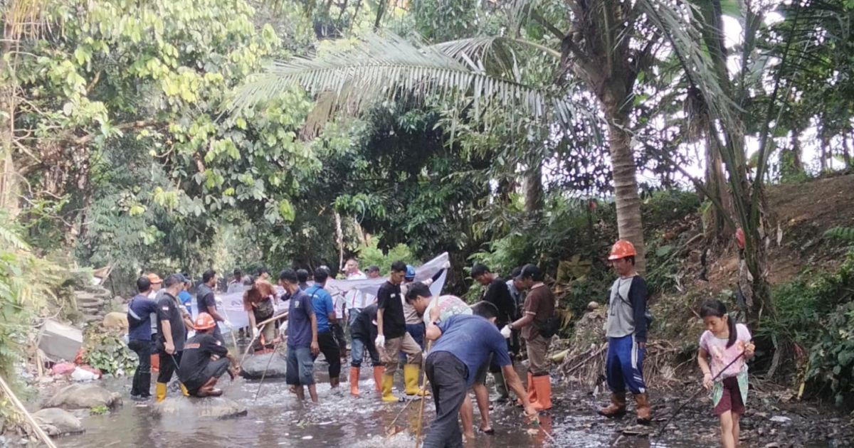 PTPN IV Regional I PKS Cikasungka bersama masyarakat Cigudeg menggelar aksi bersih-bersih Sungai Cikalong dalam rangka Hari Lingkungan Hidup Sedunia 2026 sebagai bentuk kepedulian terhadap kelestarian lingkungan dan sumber daya air.
