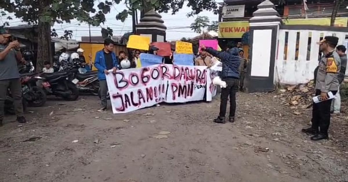 Ratusan mahasiswa yang tergabung dalam Pengurus Komisariat Pergerakan Mahasiswa Islam Indonesia (PMII) Institut Agama Islam Sahid (INAIS) Bogor menggelar aksi unjuk rasa di Kantor UPT Infrastruktur Jalan dan Jembatan Wilayah IV, Ciampea Kabupaten Bogor, Jumat (5/6/2026).