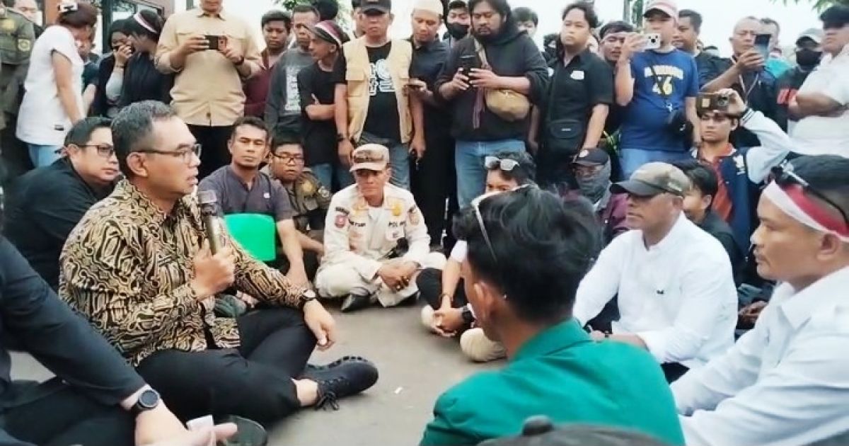Sekda Kabupaten Bogor Ajat Rochmat Jatnika saat berdialog dengan para petani/penggarap dari Desa Cijeruk, Cipelang, Tajurhalang, dan Tanjungsari di Kecamatan Cijeruk, serta Desa Tugu Jaya dan Pasir Jaya di Kecamatan Cigombong pada saat menemui massa aksi di Kompleks Pemerintah Kabupaten Bogor, Kamis (5/6/2026).