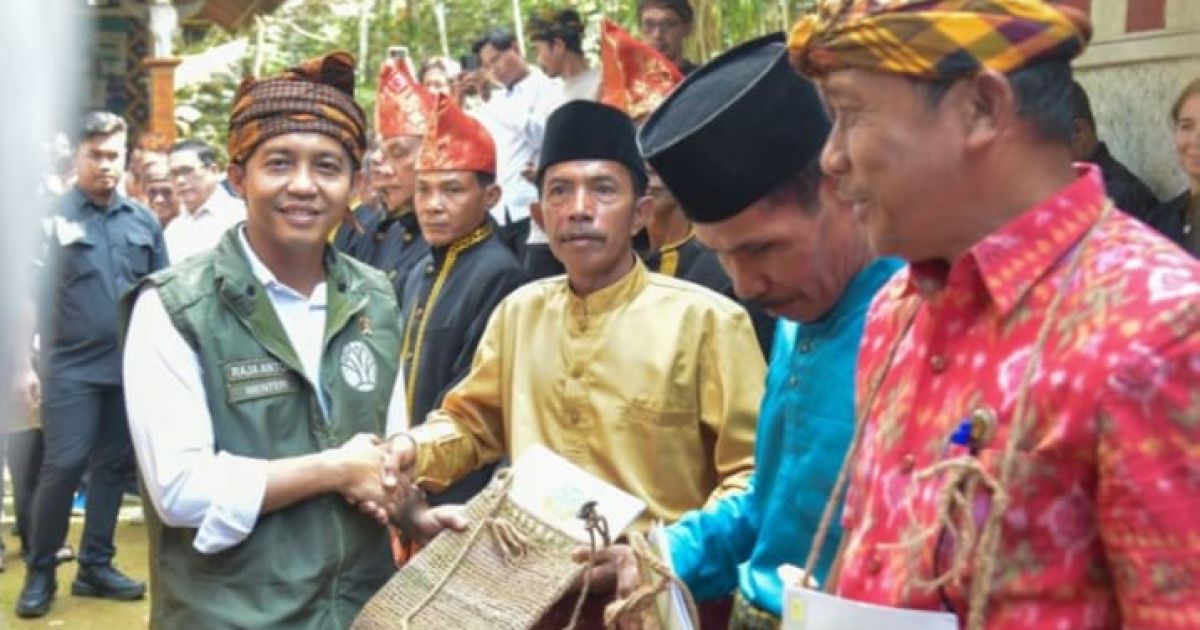 Menhut Raja Juli Antoni Serahkan 10 SK Hutan Adat di Lebak, Targetkan 1,4 Juta Hektare hingga 2029