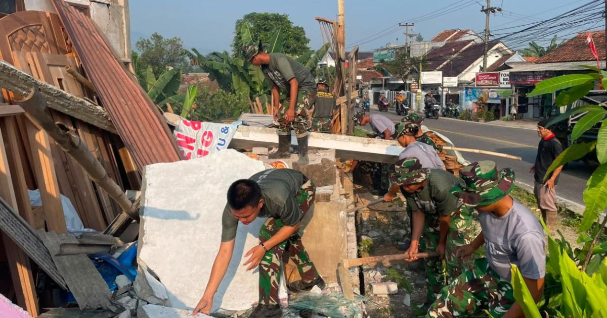 Sebuah rumah di Desa Sibanteng, Kecamatan Leuwisadeng, Kabupaten Bogor ambruk diduga akibat kondisi bangunan yang lapuk. Yonif TP 878 Galuh Pakuan bersama aparat gabungan melakukan pengamanan lokasi.