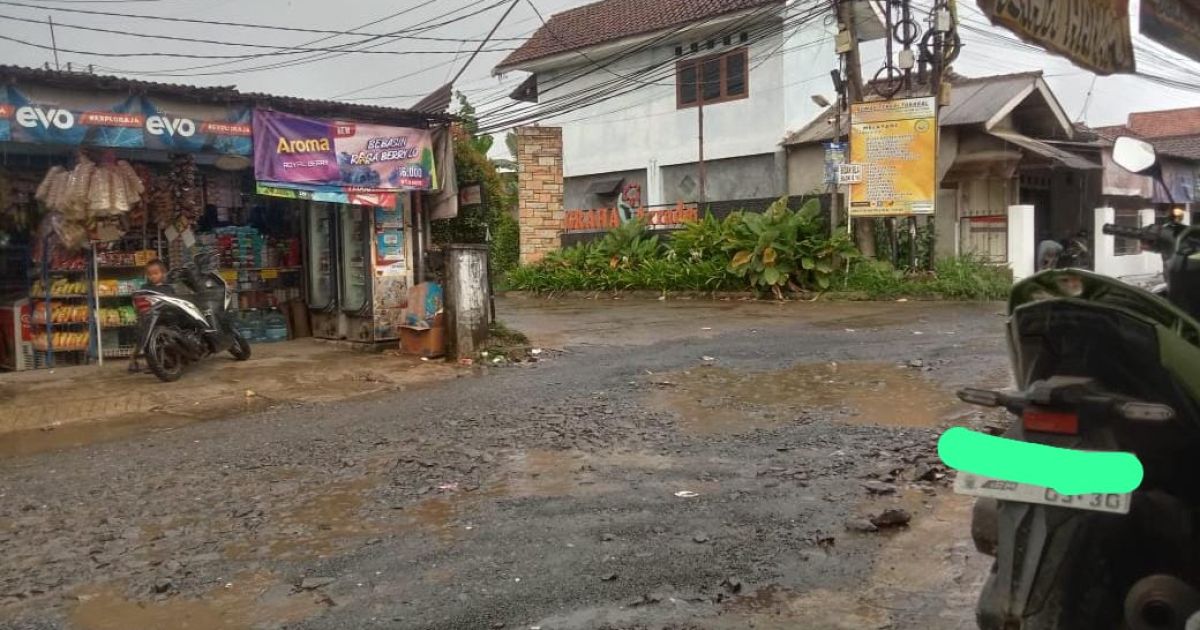 Kondisi ruas Jalan Ciherang - Ciapus di wilayah Desa Ciherang, Kecamatan Dramaga.