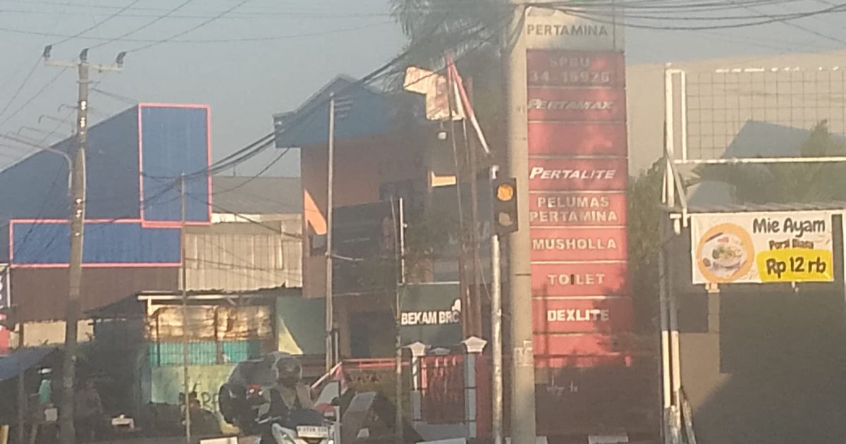 SPBU 34-16926 di Cibinong, Kabupaten Bogor, disorot setelah diduga melayani pengisian Pertalite berulang oleh satu kendaraan. Warga meminta Pertamina dan aparat melakukan investigasi.