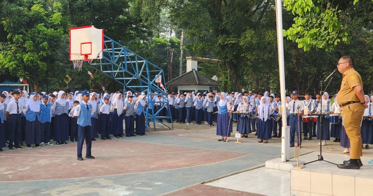 Kepala Dinas Pendidikan Kabupaten Bogor, Rusliandy, saat menjadi Pembina Upacara di slah satu SMP Negeri di Kabupaten Bogor