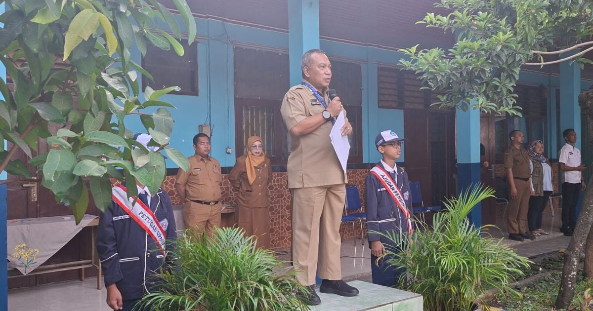 Kadiskominfo Kabupaten Bogor Bambang Widodo Tawekal memimpin apel pagi di SMPN 1 Klapanunggal dalam program PD Goes to School. Siswa mendapat edukasi tentang bahaya narkoba, pendidikan karakter, dan Program Makan Bergizi Gratis.