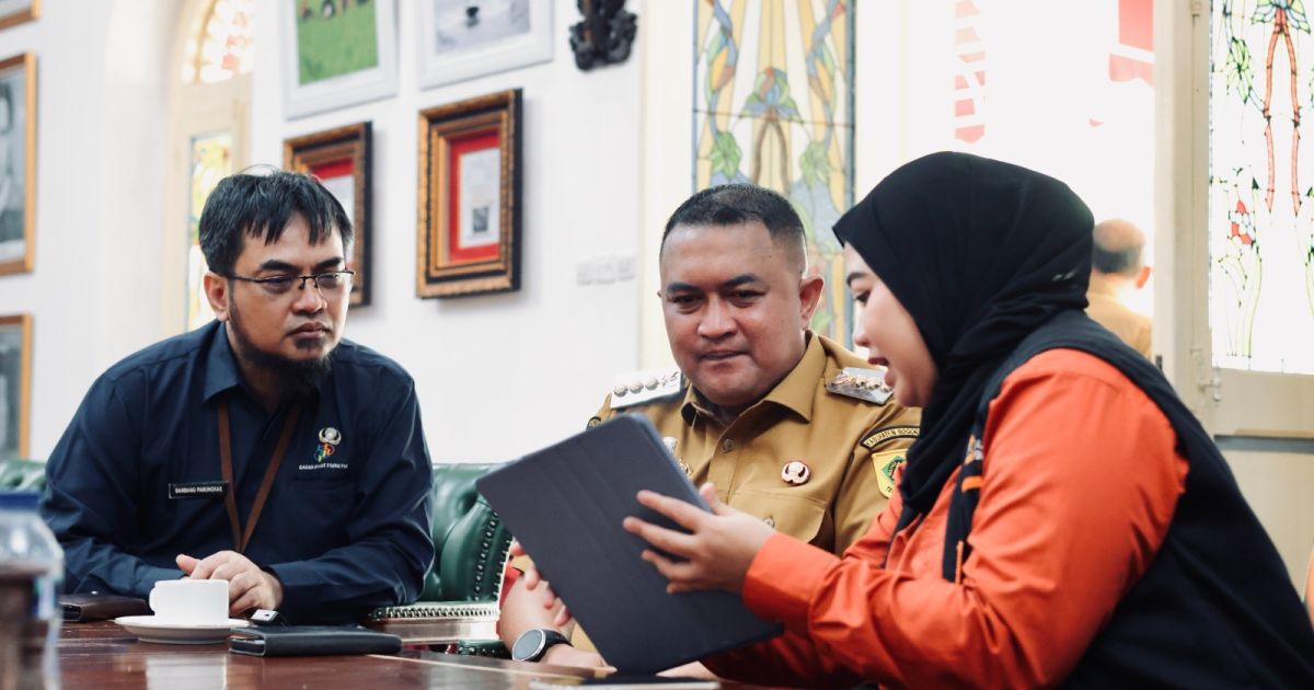 Bupati Bogor Rudy Susmanto menjalani pendataan perdana Sensus Ekonomi 2026 bersama BPS Kabupaten Bogor. Ia mengajak masyarakat memberikan data yang akurat untuk mendukung pembangunan daerah yang tepat sasaran.