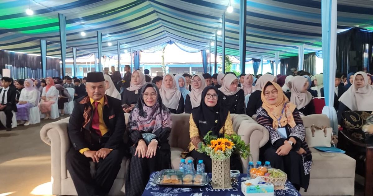 Kepala SMP Negeri 1 Cigombong, H. Mulyana, M.Pd. (Kiri)