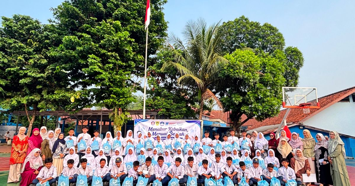 SMPN 1 Ciomas menggelar kegiatan santunan anak yatim sebagai upaya menanamkan nilai kepedulian sosial, empati, dan pendidikan karakter kepada siswa sekaligus mempererat silaturahmi antarwarga sekolah.