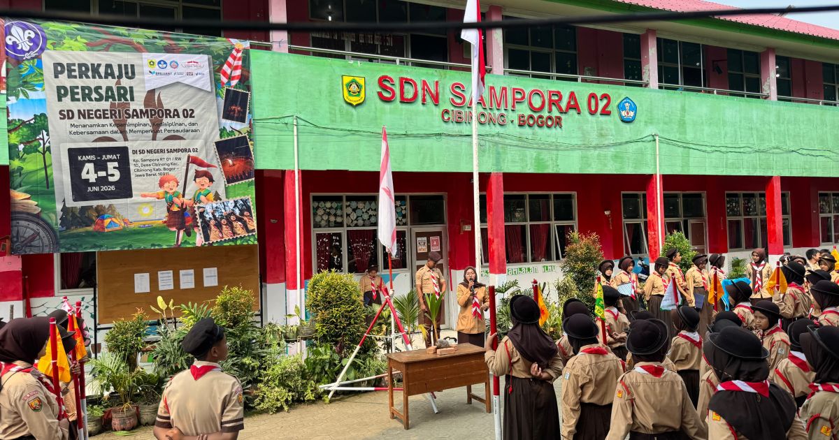 SDN Sampora 02 Cibinong menggelar PERSARI dan PERKAJU pada 4–5 Juni 2026 untuk menanamkan kepemimpinan, kedisiplinan, kemandirian, serta semangat kebersamaan melalui pendidikan kepramukaan.