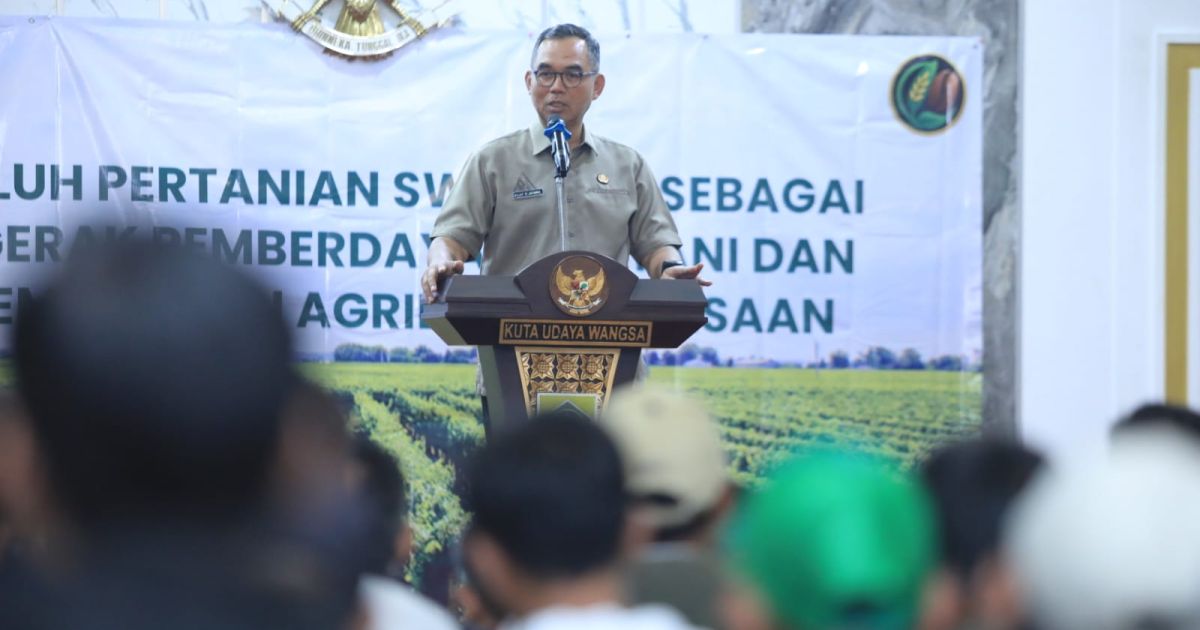 Sekretaris Daerah Kabupaten Bogor, Ajat Rochmat Jatnika mewakili Bupati Bogor Rudy Susmanto di acara Temu Penyuluh Pertanian Swadaya Kabupaten Bogor Tahun 2026 di Ruang Serbaguna I Setda Kabupaten Bogor, Selasa (30/6/2026)