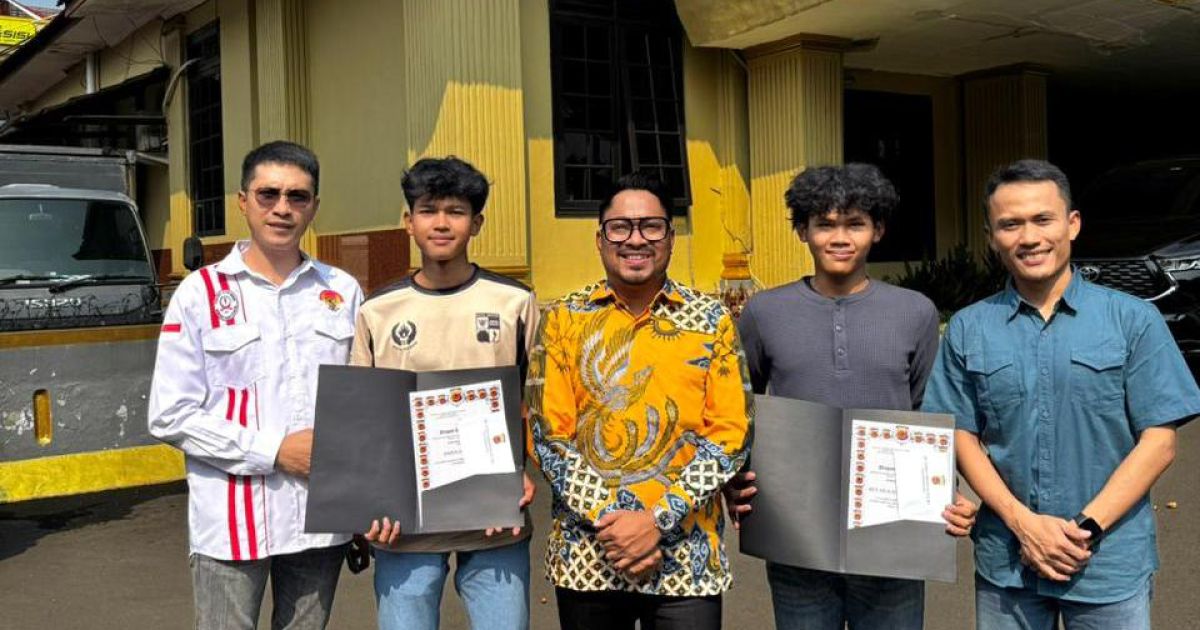 Polresta Bogor Kota memberikan penghargaan kepada atlet sepeda berprestasi dalam rangka Hari Bhayangkara ke-80 sebagai bentuk apresiasi atas prestasi tingkat nasional dan internasional.