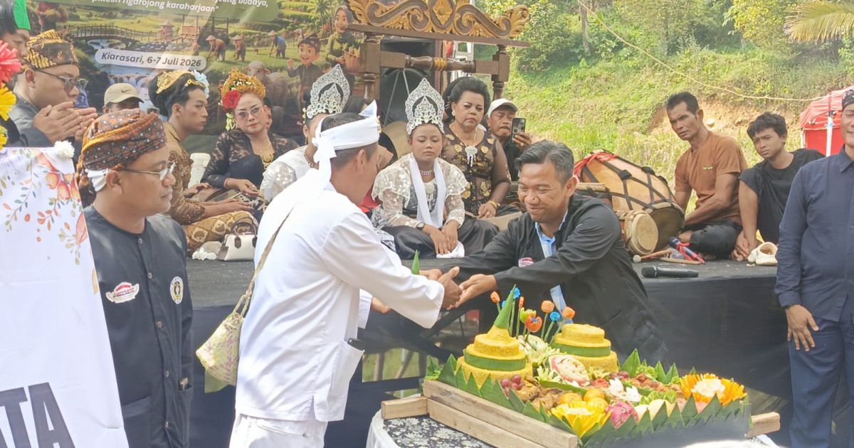 Festival Saba Lembur II Meriah, Tradisi Ngubek Empang dan Karnaval Hasil Bumi Hidupkan Wisata Curug Cidurian