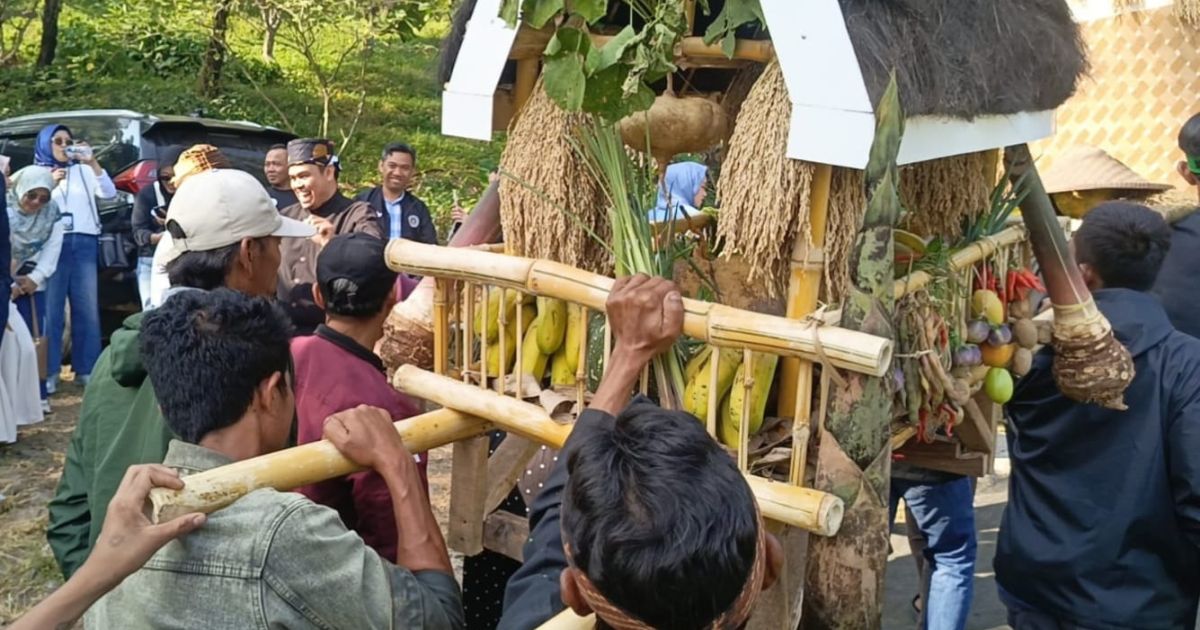 Festival Adat dan Budaya Saba Lembur II di Curug Cidurian, Sukajaya, Bogor berlangsung meriah. Tradisi ngubek empang, pawai hasil bumi, dan pemberdayaan masyarakat menjadi daya tarik wisata berbasis budaya dan lingkungan.