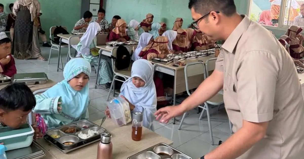Ketua DPRD Kabupaten Bogor Tinjau Program Makan Bergizi Gratis dan Lepas Siswa Kelas VI SDN Babakan Madang 03