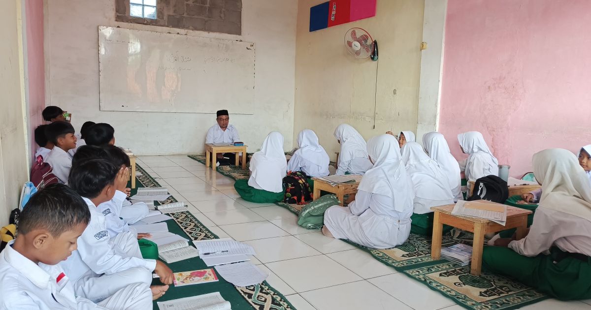 Miris, Siswa MI Raudlatul Falah Belajar Beralaskan Tikar, Aktivis Pendidikan Soroti Minimnya Sarana Mebelair