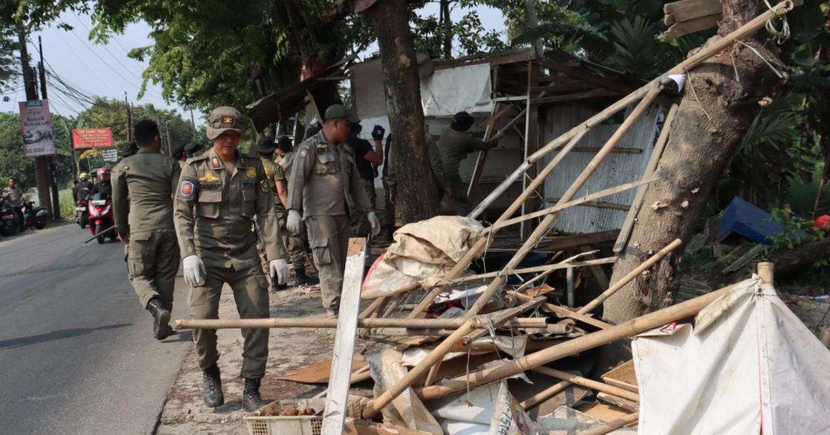 Pemkab Bogor menertibkan 103 bangunan tanpa izin dan lapak PKL di Kecamatan Ciseeng. Sebanyak 92 bangunan dibongkar mandiri oleh pemilik, sementara 11 lainnya ditertibkan petugas.