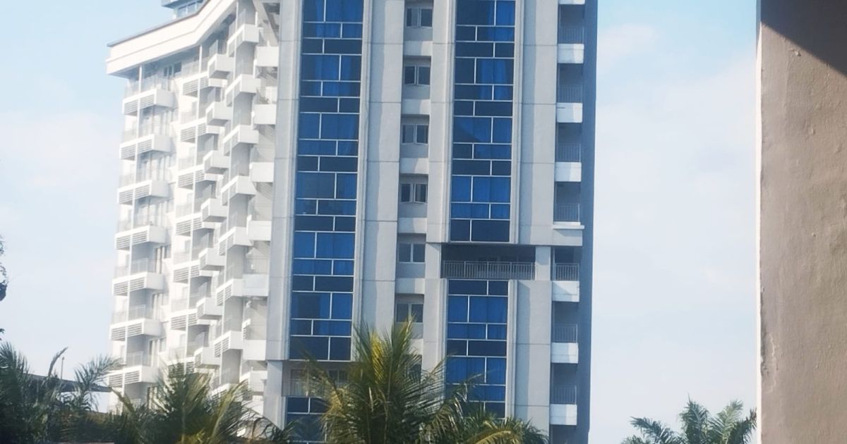 Seorang tamu Hotel Nemuru Grand Bhuvana Ciawi asal Tangerang selamat setelah terjatuh dari lantai 16. Korban kini dirawat kritis di ICU, sementara polisi masih menyelidiki penyebab kejadian.