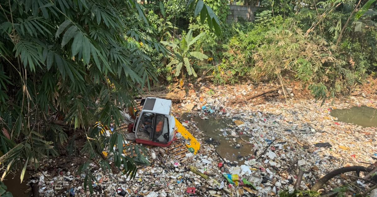 Pemkab Bogor mengerahkan 40 truk dan alat berat untuk membersihkan timbunan sampah di Sungai Kali Baru, Cibinong. Volume sampah diperkirakan mencapai 230 truk dan ditargetkan selesai dalam lima hari.
